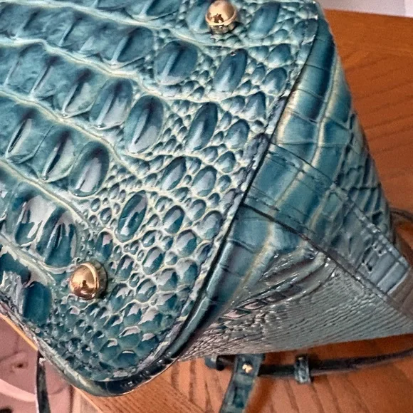 Brahmin Medium Asher in a vibrant, croc-embossed leather - Picture 5 of 7